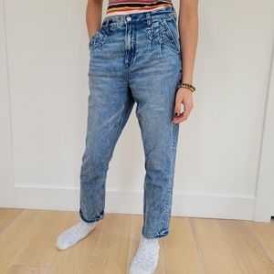 American Eagle Mom Jeans Dark Wash New With Tag Sz 2 Short, Pleated Detailing